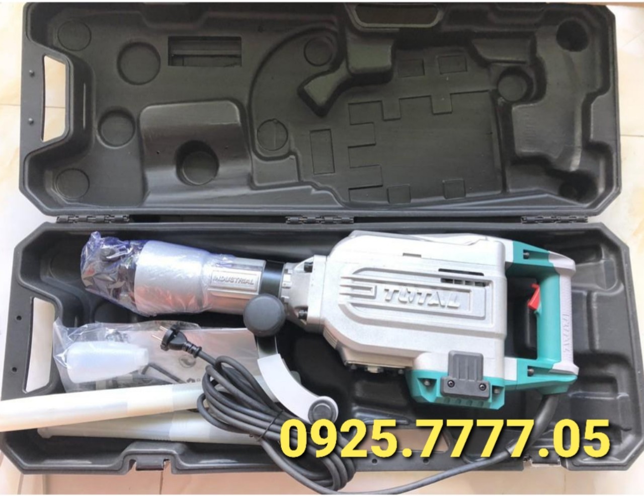 Máy đục bê tông 30mm - 1.700w TOTAL TH215456